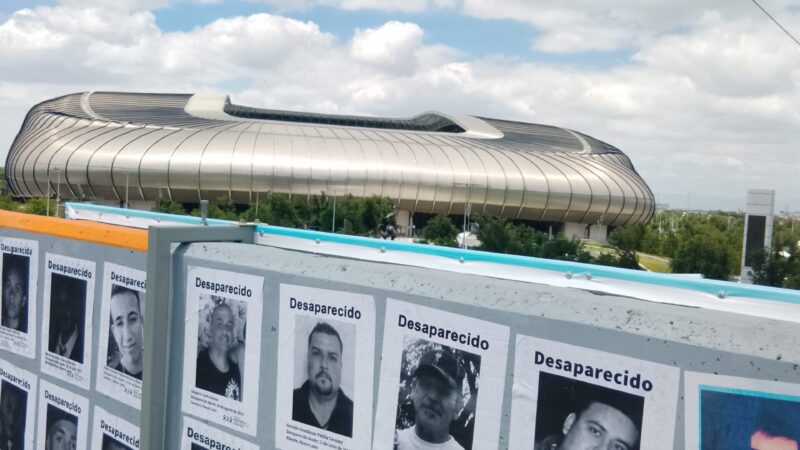 Madres y familiares buscadores colocan fichas de desaparecidos en NL, frente al Estadio Monterrey