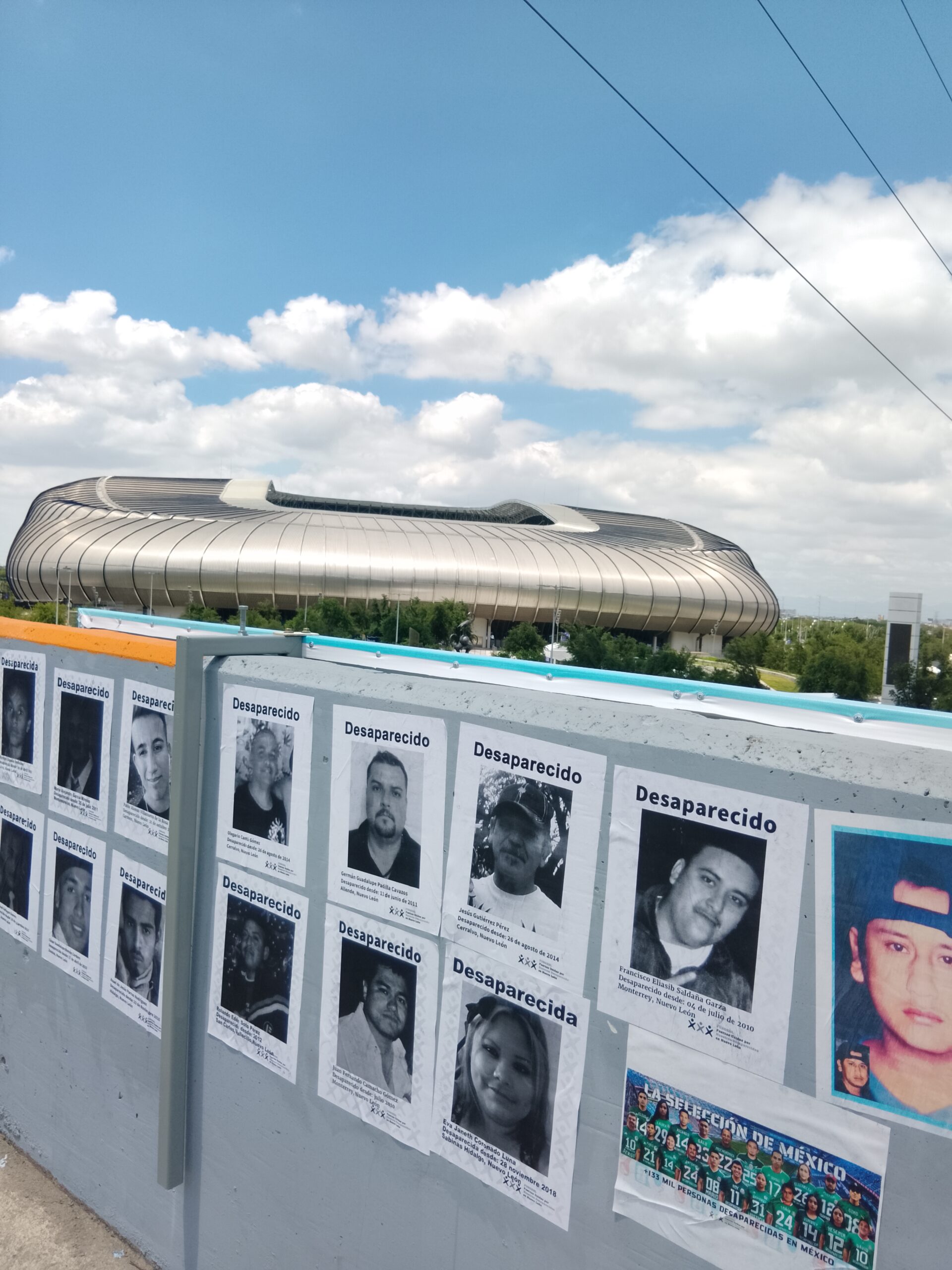 Madres y familiares buscadores colocan fichas de desaparecidos en NL, frente al Estadio Monterrey