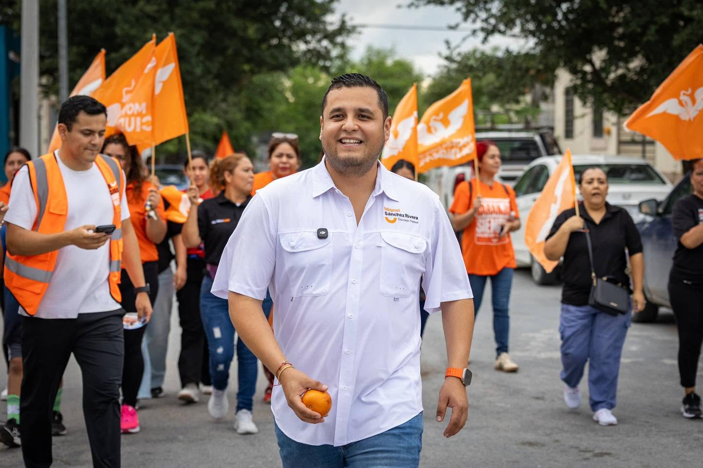 Amparado, Miguel Sánchez Rivera recorre Zuazua en busca de candidatura naranja a la alcaldía