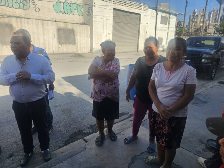 Contaminación y falta e transporte denuncian habitantes de colonias Cementos y Victoria a Osvaldo Serna de TESER