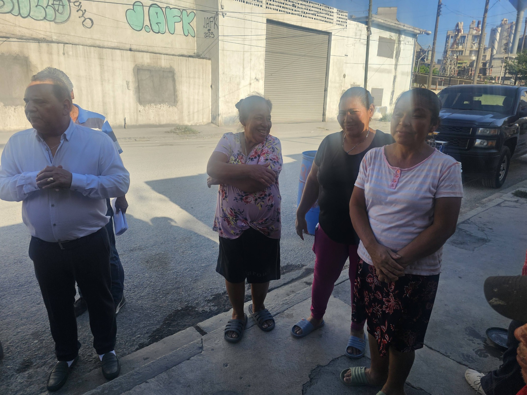 Contaminación y falta e transporte denuncian habitantes de colonias Cementos y Victoria a Osvaldo Serna de TESER