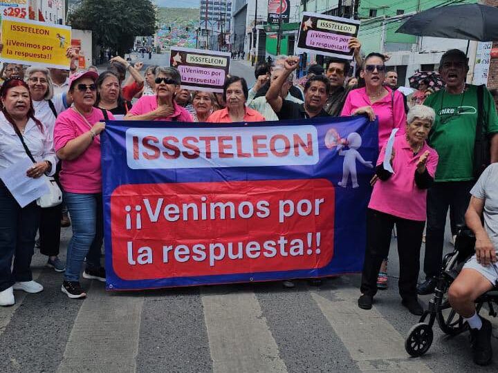 ISSSTELEÓN da «atole con el dedo» a maestros jubilados, reclamarán pago de adeudo por vía judicial