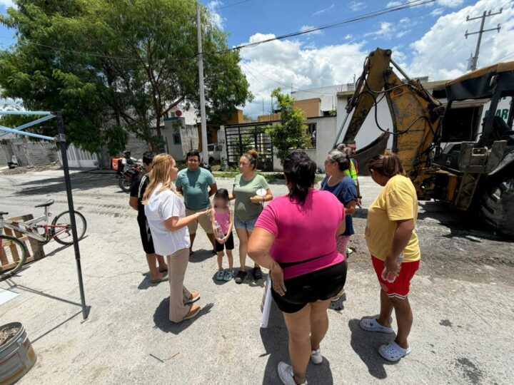 Diputada Rocío Montalvo acude en apoyo de vecinos de Juárez; la amenazan con decomisarle maquinaria de limpieza