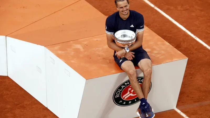 Zverev sufre para romper su maleficio con los ‘grandes’ y se consagra en Roland Garros