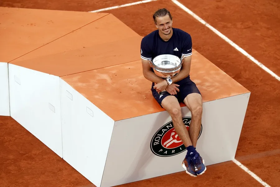 Zverev sufre para romper su maleficio con los ‘grandes’ y se consagra en Roland Garros