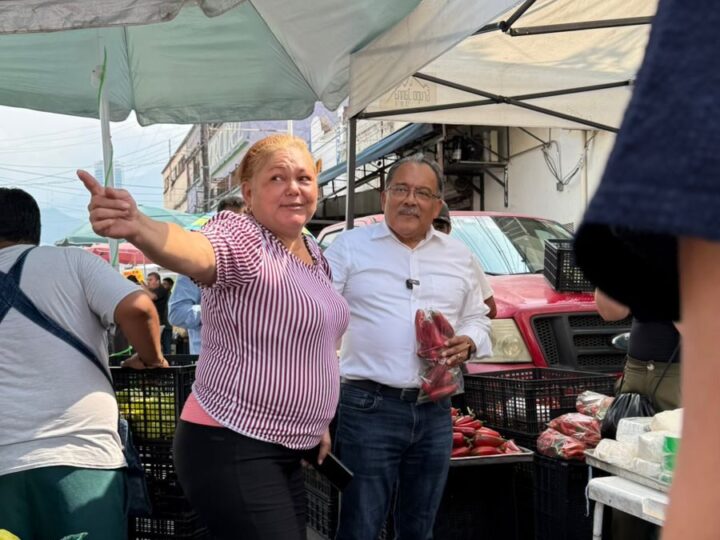 Andrés Mijes se da «baño de pueblo», al dialogar con clientes y oferentes del Mesón Estrella