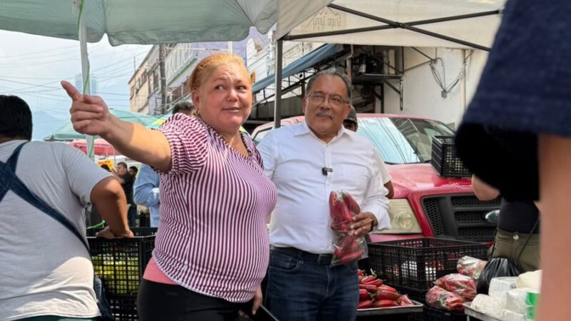 Andrés Mijes se da «baño de pueblo», al dialogar con clientes y oferentes del Mesón Estrella