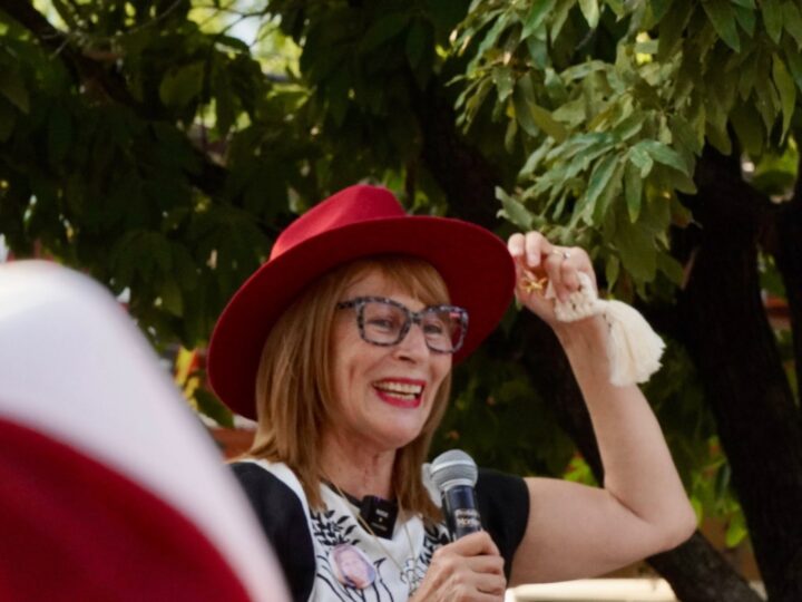 Recorre Tatiana Clouthier la colonia Independencia y dialoga con vecinos