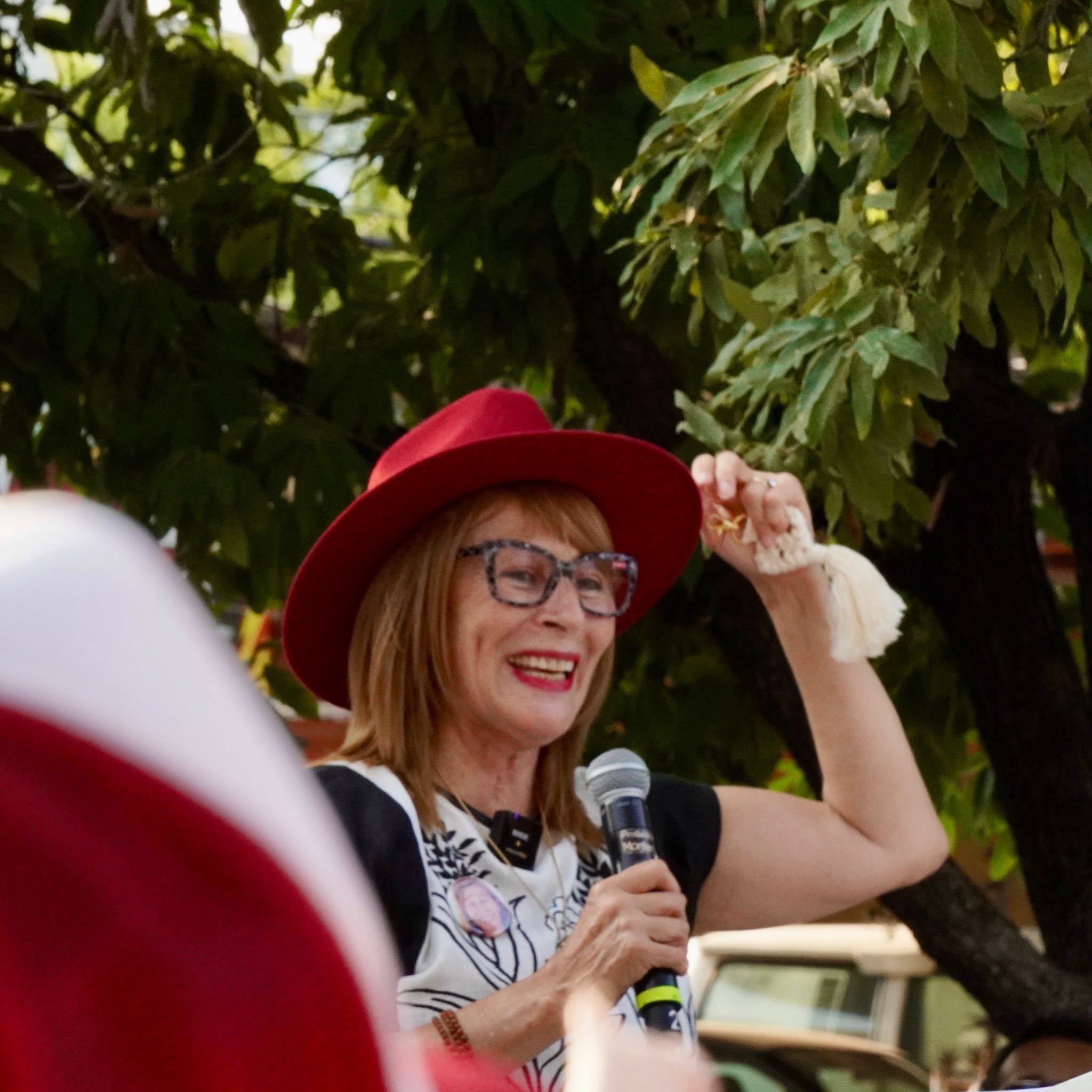Recorre Tatiana Clouthier la colonia Independencia y dialoga con vecinos