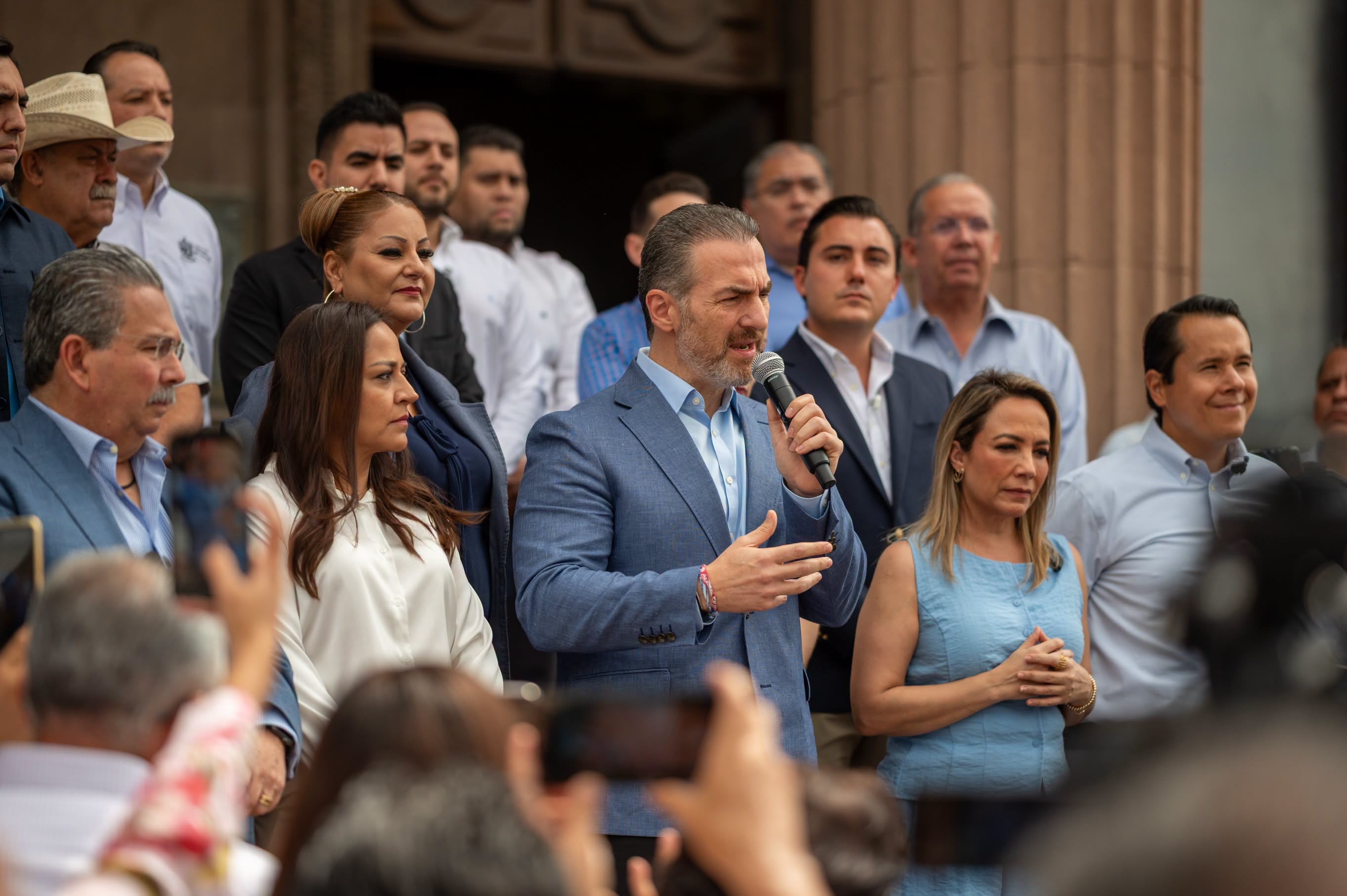Se rebelan 17 alcaldes de NL, demandan al estado pago de mil 700 mdp pendientes