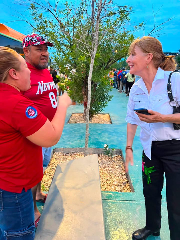 Tatiana Clouthier se da «baño de pueblo» y conoce deficiencias del transporte en la Estación Expo del Metro