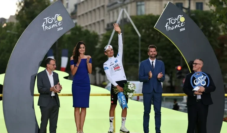 Isaac del Toro emociona a México por su doble hazaña en el Tour de Francia