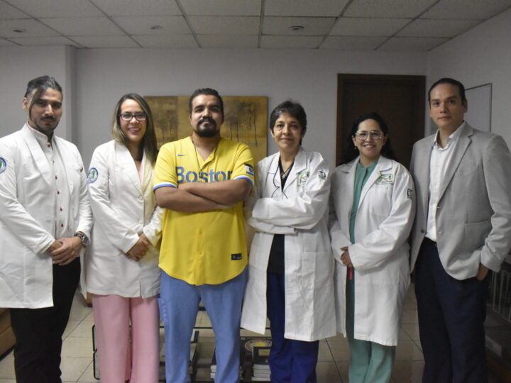 Especialistas del IMSS cambian vida a paciente con triple cirugía para reconstruir su rostro en UMAE 21