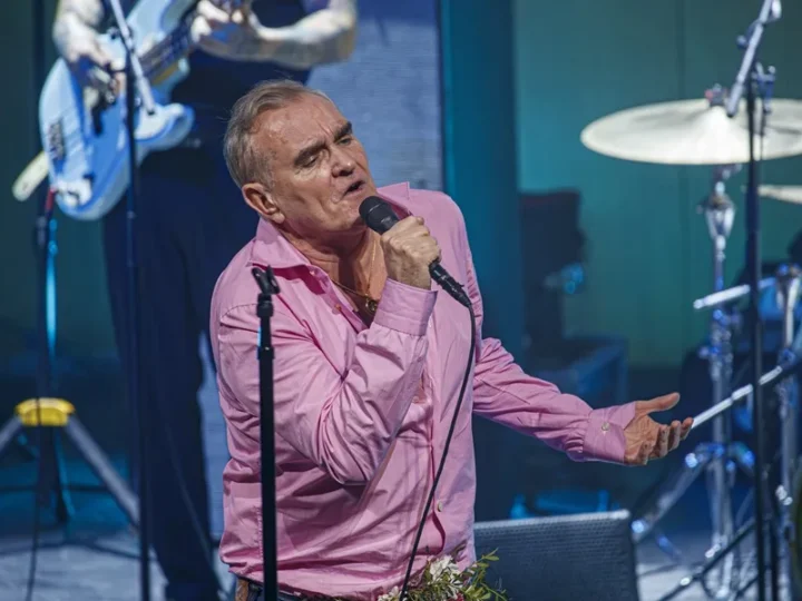 Morrissey pide a Sánchez que prohíba las corridas de toros a pocos días de llegar a España