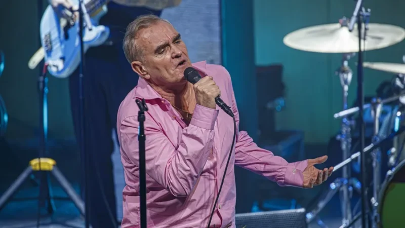 Morrissey pide a Sánchez que prohíba las corridas de toros a pocos días de llegar a España