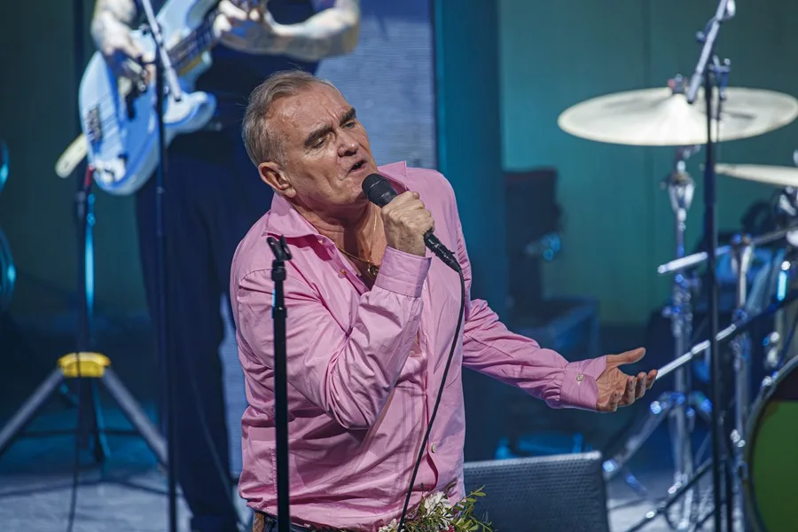 Morrissey pide a Sánchez que prohíba las corridas de toros a pocos días de llegar a España