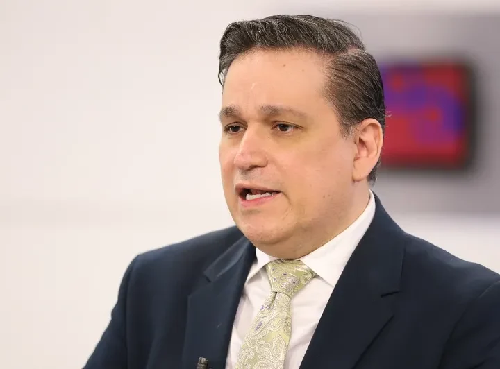 Dice Carlín que no les debe nada a alcaldes de 17 municipios de NL