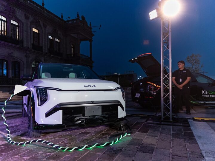 Presentan primer auto eléctrico armado en la planta de KIA en Pesquería, NL