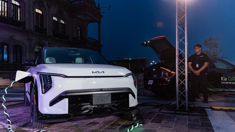 Presentan primer auto eléctrico armado en la planta de KIA en Pesquería, NL