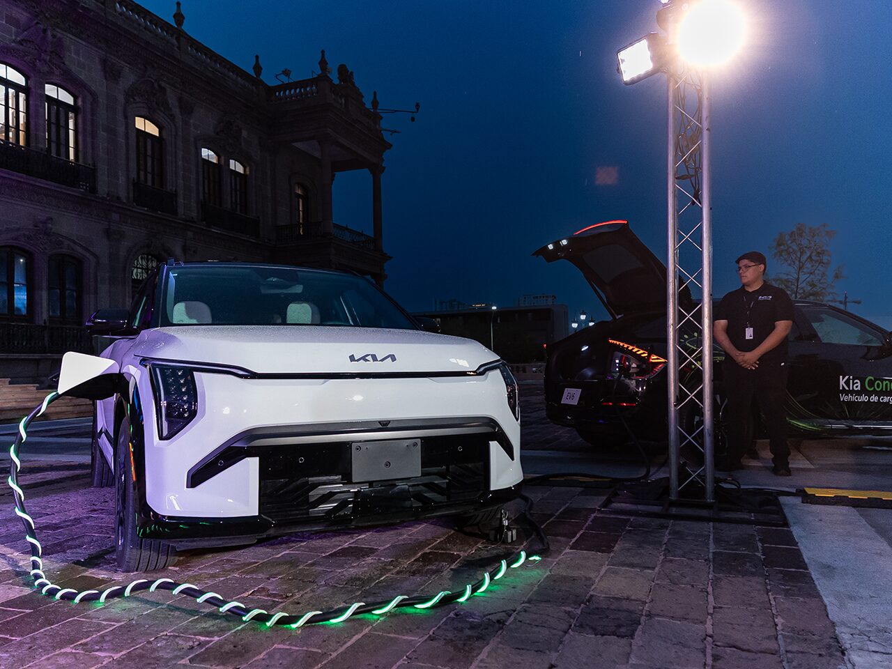 Presentan primer auto eléctrico armado en la planta de KIA en Pesquería, NL