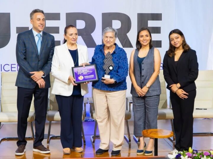 Reconoce la UR a Saskia Juárez, pintora de las montañas de NL