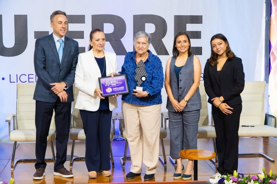 Reconoce la UR a Saskia Juárez, pintora de las montañas de NL