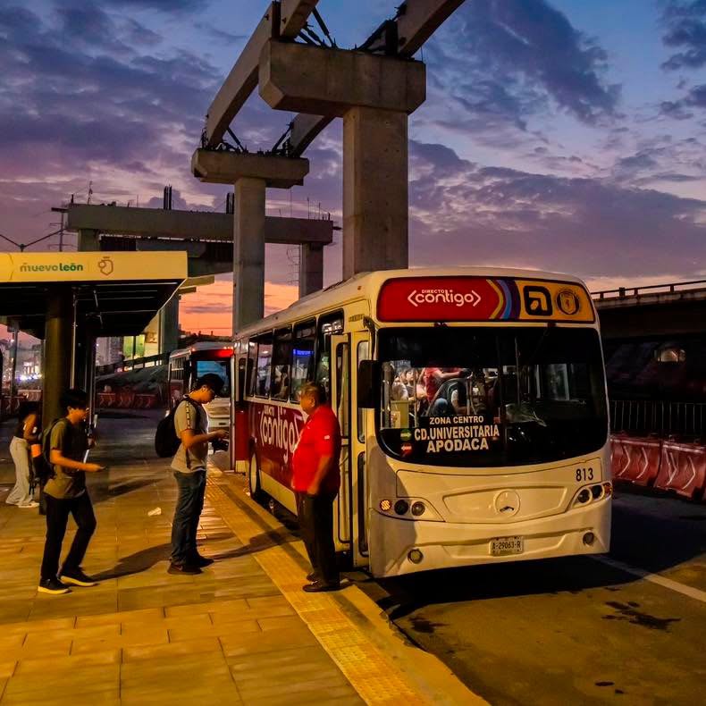 Apoya Apodaca transportación para universitarios y ciudadanos con programas de movilidad
