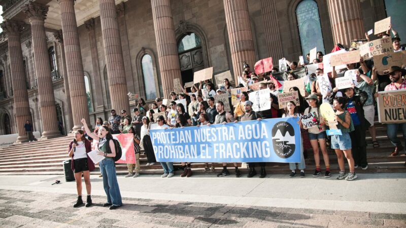 Protestan contra fracking en NL; industriales apoyan esta práctica
