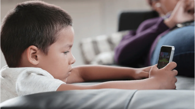 Son el cel y las redes sociales la mayor amenaza que enfrentan niños y jóvenes