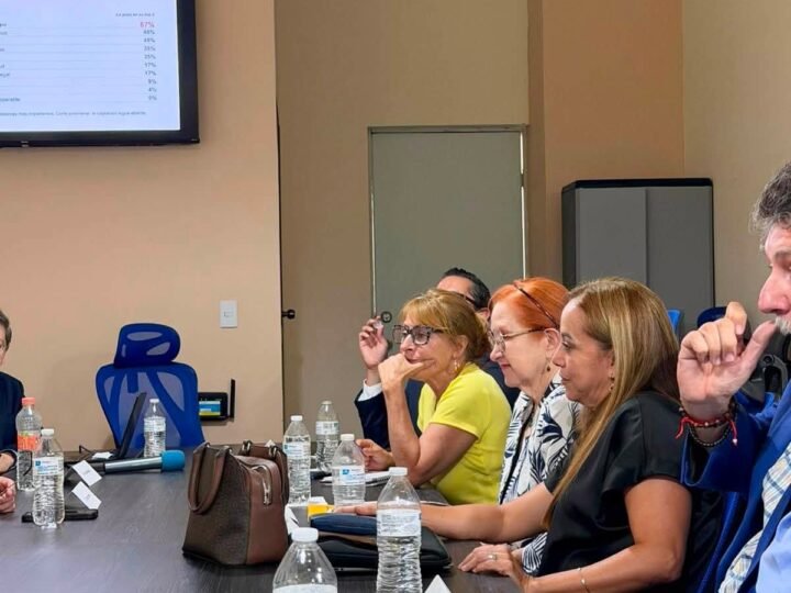 Salud pública, deja mucho que desear en NL, denuncian médicos ante Tatiana Clouthier