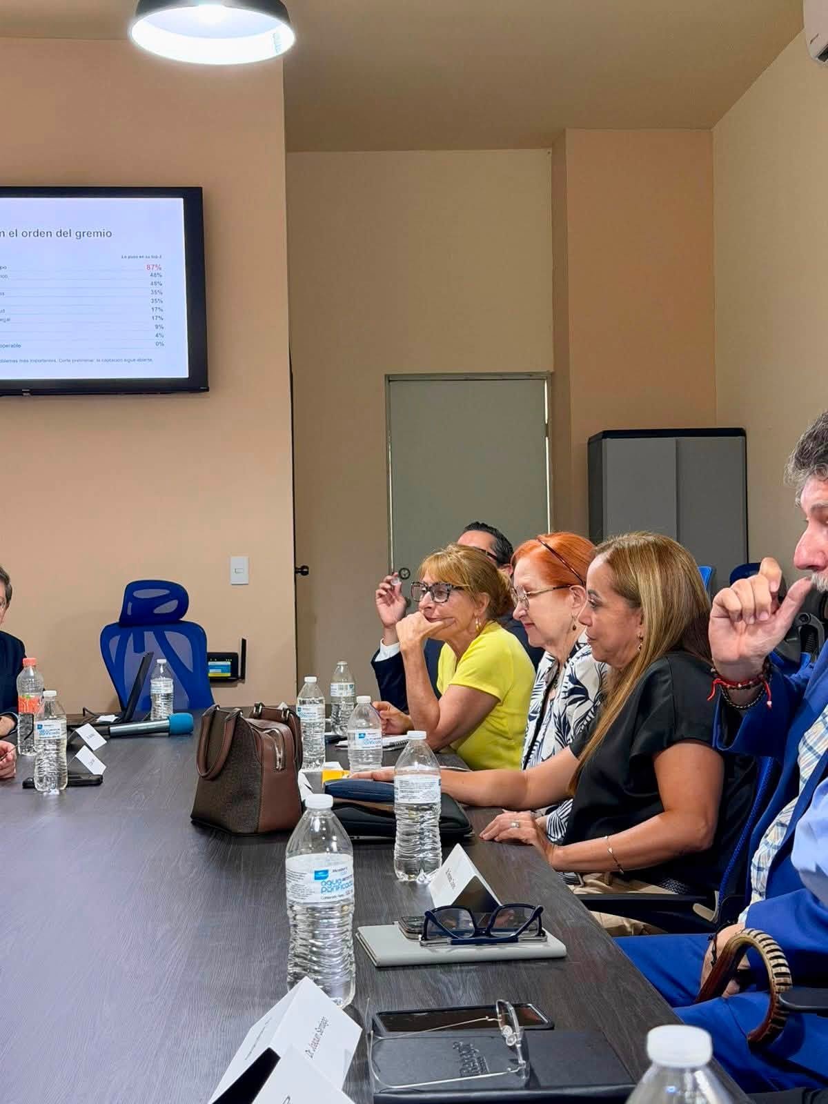 Salud pública, deja mucho que desear en NL, denuncian médicos ante Tatiana Clouthier