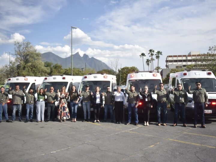 Da IMSS Nuevo León banderazo de salida a cinco nuevas ambulancias