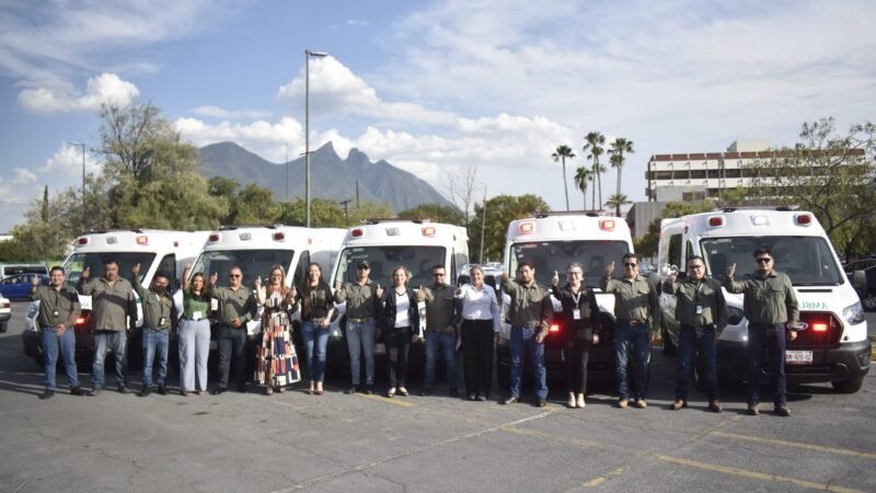 Da IMSS Nuevo León banderazo de salida a cinco nuevas ambulancias