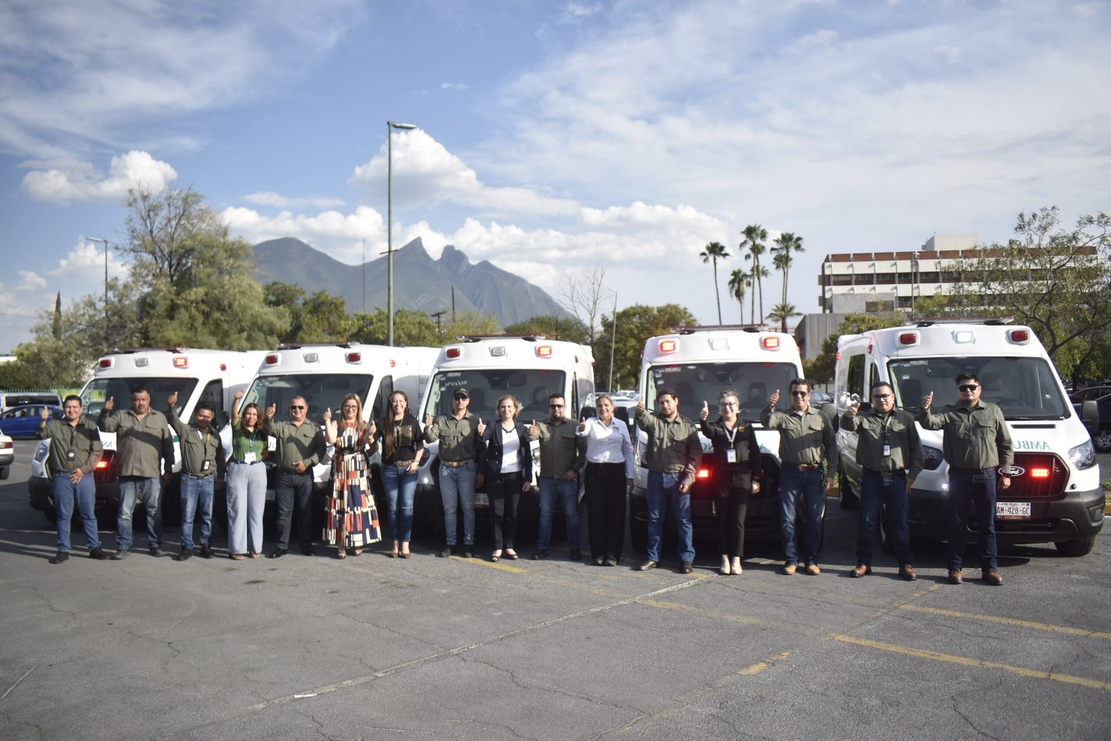 Da IMSS Nuevo León banderazo de salida a cinco nuevas ambulancias