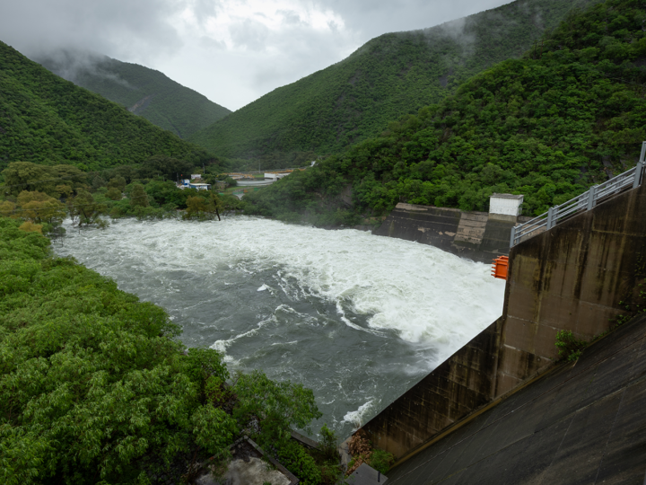Lluvias llenan presa de La Boca; inicia Conagua desfogue controlado