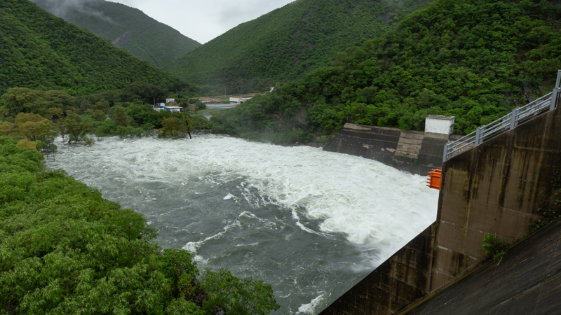 Lluvias llenan presa de La Boca; inicia Conagua desfogue controlado