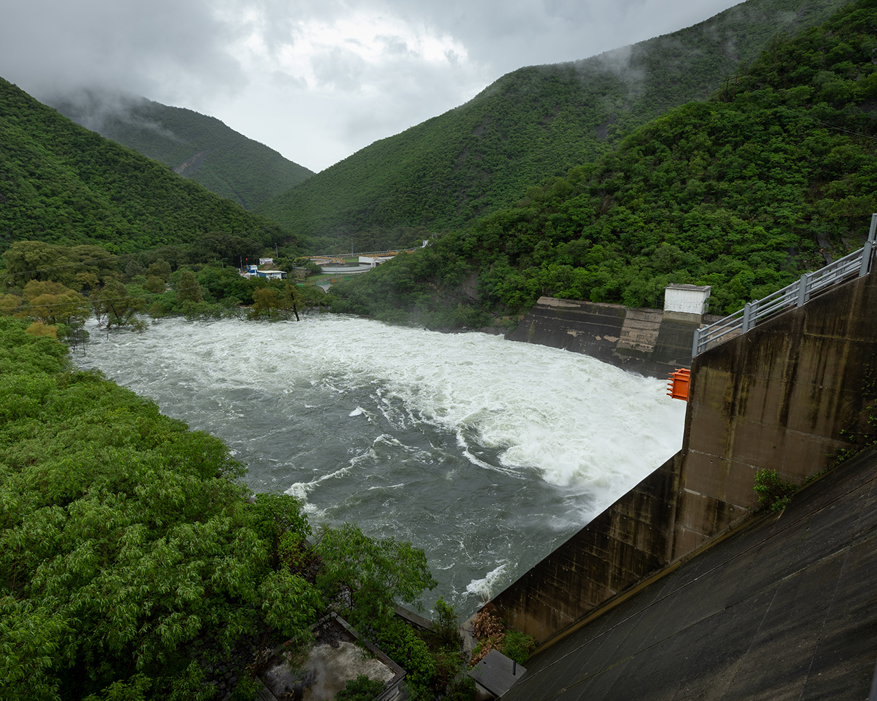 Lluvias llenan presa de La Boca; inicia Conagua desfogue controlado