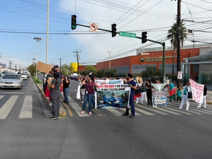 Trabajadores del IMSS-NL bloquean avenidas para demandar prestaciones laborales, personal e insumos básicos