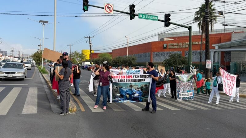 Trabajadores del IMSS-NL bloquean avenidas para demandar prestaciones laborales, personal e insumos básicos
