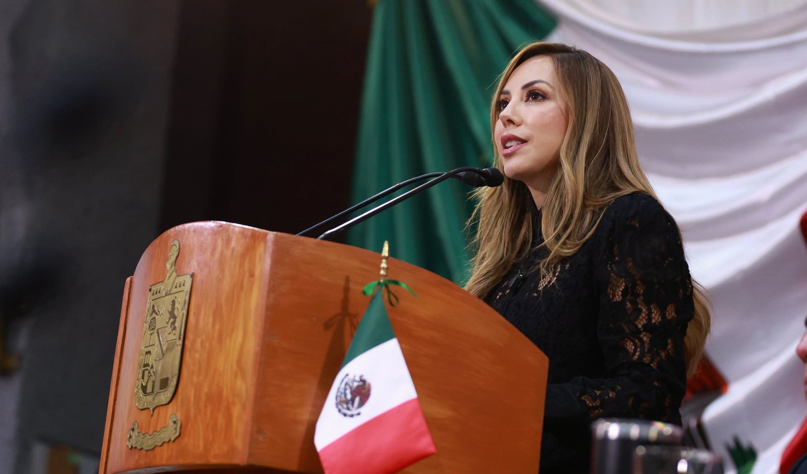 Sigue el «juego de las sillas» en el Congreso de NL; Perla Villarreal va a bancada tricolor