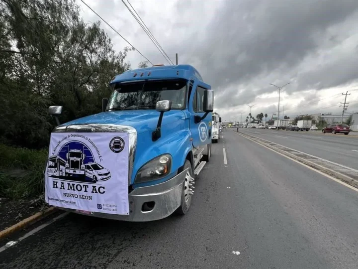 Transportistas de NL se unen al paro nacional del sector