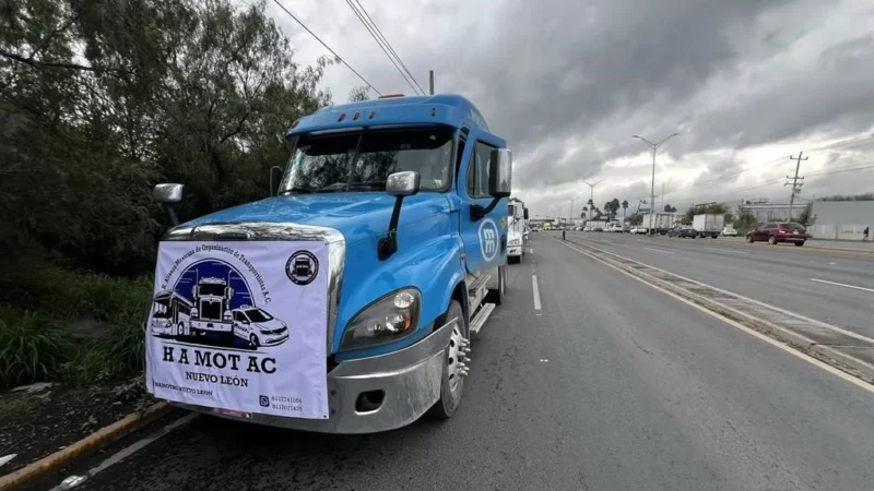 Transportistas de NL se unen al paro nacional del sector