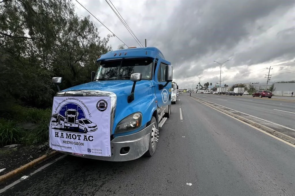 Transportistas de NL se unen al paro nacional del sector